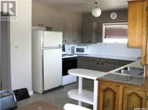 608 B Avenue W, Wynyard, SK - Indoor Photo Showing Kitchen With Double Sink