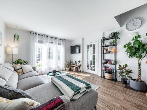 Living room - 59 Rue Hemmings, Saint-Jean-Sur-Richelieu, QC - Indoor Photo Showing Living Room