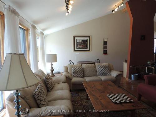 167 Stanley Dr, Grey Highlands, ON - Indoor Photo Showing Living Room