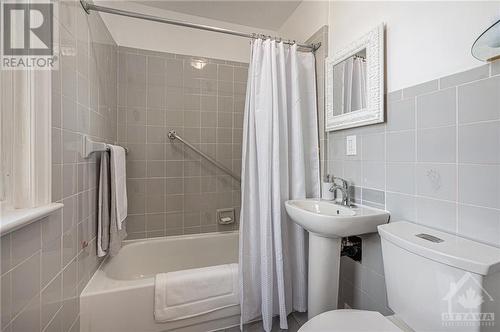 2nd floor full bathroom - 53 Columbus Avenue, Ottawa, ON - Indoor Photo Showing Bathroom