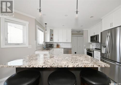 290 Symons Bay, Estevan, SK - Indoor Photo Showing Kitchen With Upgraded Kitchen
