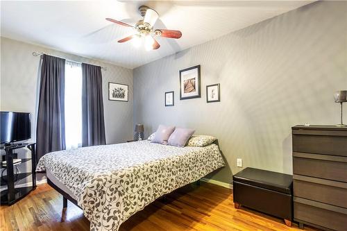 2197 Mountain Grove Avenue, Burlington, ON - Indoor Photo Showing Bedroom