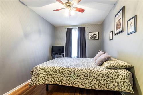 2197 Mountain Grove Avenue, Burlington, ON - Indoor Photo Showing Bedroom