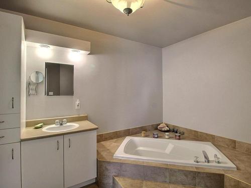 Bathroom - 234 Rue Des Cormorans, Sherbrooke (Brompton/Rock Forest/Saint-Élie/Deauville), QC - Indoor Photo Showing Bathroom