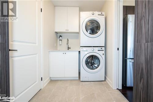 Main floor laundry room off of foyer - 1020 Ridgeline Drive, Lake Of Bays (Twp), ON - Indoor Photo Showing Laundry Room