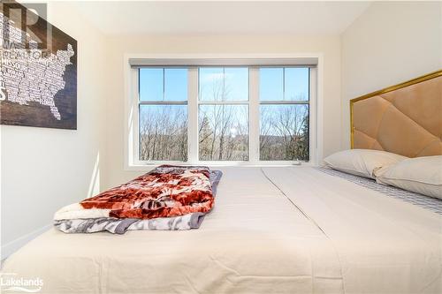 2nd flor bedroom #2 lots of natural light - 1020 Ridgeline Drive, Lake Of Bays (Twp), ON - Indoor Photo Showing Bedroom