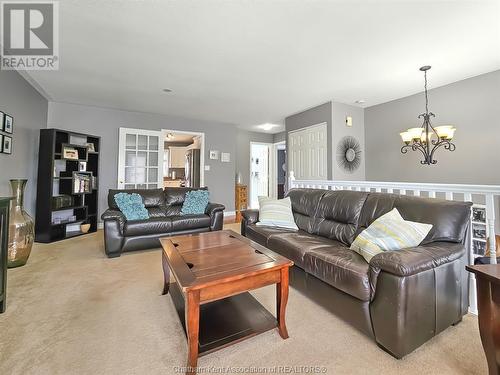 258 Greenfield Lane, Chatham, ON - Indoor Photo Showing Living Room