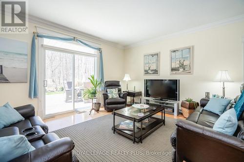 10 Meadowbrook Boulevard, Tiny, ON - Indoor Photo Showing Living Room