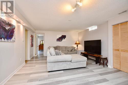 67 Moir Crescent, Barrie, ON - Indoor Photo Showing Living Room