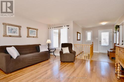 67 Moir Cres, Barrie, ON - Indoor Photo Showing Living Room