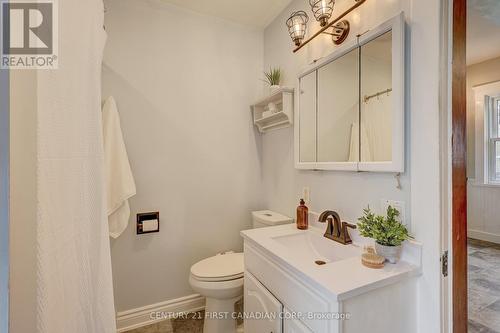 52 Ada St, London, ON - Indoor Photo Showing Bathroom