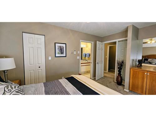 304 - 5155 Fairway Drive, Fairmont Hot Springs, BC - Indoor Photo Showing Bedroom