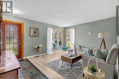 4235 Longfellow Avenue, Windsor, ON - Indoor Photo Showing Living Room