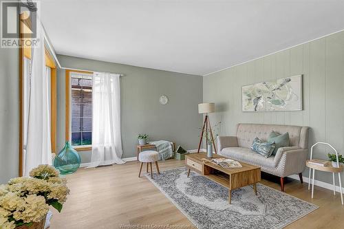 4235 Longfellow Avenue, Windsor, ON - Indoor Photo Showing Living Room