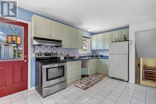4235 Longfellow Avenue, Windsor, ON - Indoor Photo Showing Kitchen
