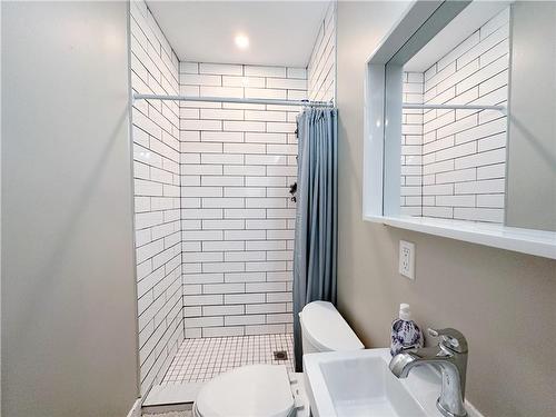 29 Ashley Street, Hamilton, ON - Indoor Photo Showing Bathroom
