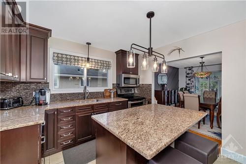 882 Trojan Avenue, Ottawa, ON - Indoor Photo Showing Kitchen With Upgraded Kitchen