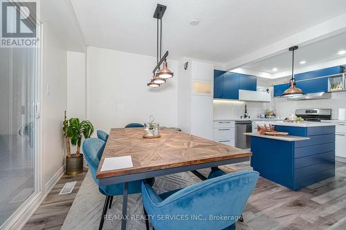 74 Salisbury Circ, Brampton, ON - Indoor Photo Showing Kitchen With Upgraded Kitchen