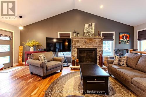 170 Lakewood Ave, Fort Erie, ON - Indoor Photo Showing Living Room With Fireplace