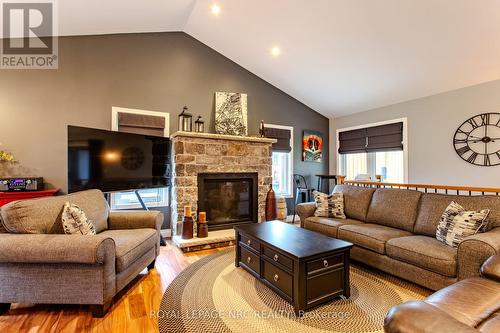 170 Lakewood Ave, Fort Erie, ON - Indoor Photo Showing Living Room With Fireplace