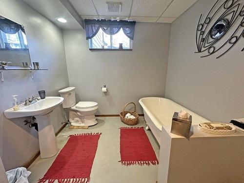 7309 Pursainen Road, Gorham, ON - Indoor Photo Showing Bathroom