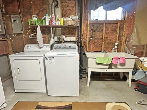 7309 Pursainen Road, Gorham, ON - Indoor Photo Showing Laundry Room