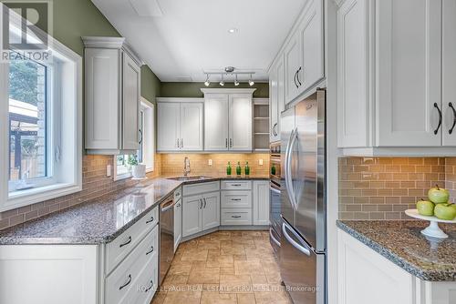 11 Rayne Ave, Oakville, ON - Indoor Photo Showing Kitchen With Upgraded Kitchen