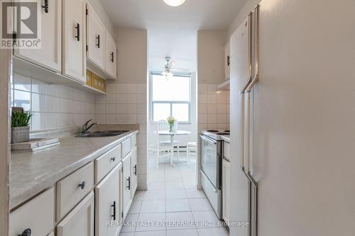 1605 - 966 Inverhouse Drive, Mississauga, ON - Indoor Photo Showing Kitchen With Double Sink