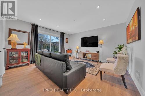324 St Dominic Cres, Oakville, ON - Indoor Photo Showing Living Room