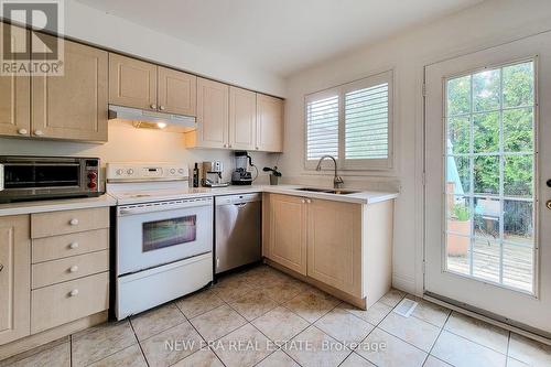 5147 Ravine Crescent, Burlington, ON - Indoor Photo Showing Kitchen With Double Sink