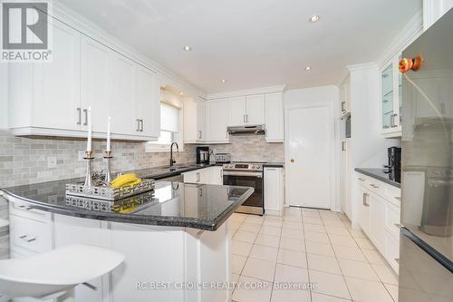 170 Garden Avenue, Richmond Hill, ON - Indoor Photo Showing Kitchen With Upgraded Kitchen