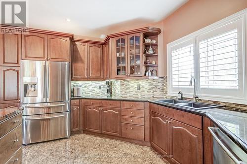17 Duncton Wood Cres, Aurora, ON - Indoor Photo Showing Kitchen With Double Sink