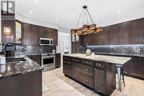 30 Marta Cres, Barrie, ON - Indoor Photo Showing Kitchen With Upgraded Kitchen