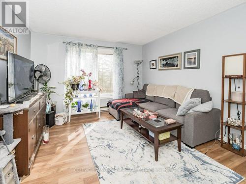 19 South Street S, Orillia, ON - Indoor Photo Showing Living Room