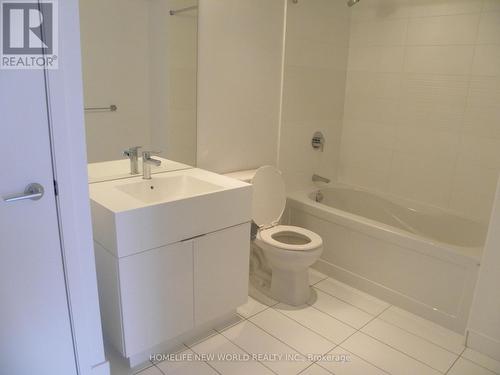 742C - 15 Iceboat Terrace, Toronto, ON - Indoor Photo Showing Bathroom