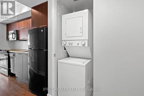 #512 -126 Simcoe St, Toronto, ON - Indoor Photo Showing Laundry Room