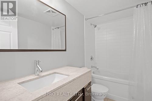 #512 -126 Simcoe St, Toronto, ON - Indoor Photo Showing Bathroom