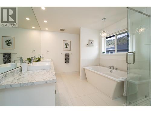 801 Woodrush Crt, Kamloops, BC - Indoor Photo Showing Bathroom