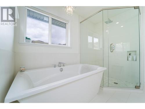 801 Woodrush Crt, Kamloops, BC - Indoor Photo Showing Bathroom