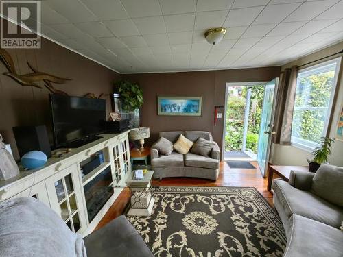 1 Thru 6-6865 Duncan Street, Powell River, BC - Indoor Photo Showing Living Room