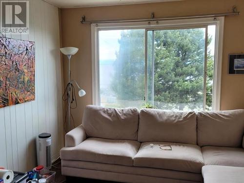 1 Thru 6-6865 Duncan Street, Powell River, BC - Indoor Photo Showing Living Room