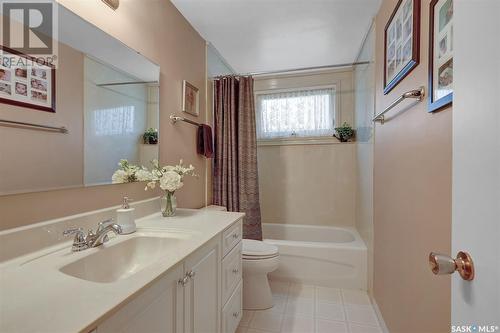 10 Turnbull Place, Regina, SK - Indoor Photo Showing Bathroom