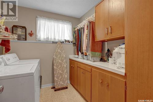 10 Turnbull Place, Regina, SK - Indoor Photo Showing Laundry Room