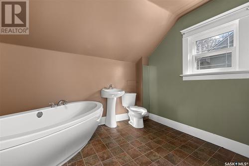 1143 5Th Avenue Nw, Moose Jaw, SK - Indoor Photo Showing Bathroom