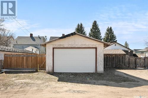 1143 5Th Avenue Nw, Moose Jaw, SK - Outdoor