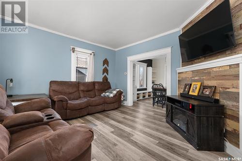 1143 5Th Avenue Nw, Moose Jaw, SK - Indoor Photo Showing Living Room
