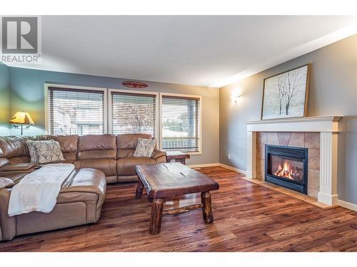 788 Galbraith Place, Kelowna, BC - Indoor Photo Showing Living Room With Fireplace