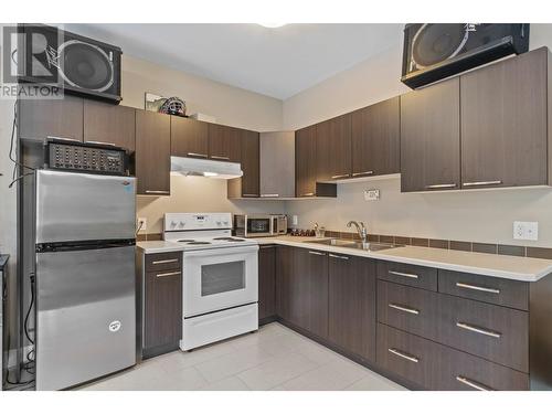 200 Lost Creek Court, Kelowna, BC - Indoor Photo Showing Kitchen With Double Sink
