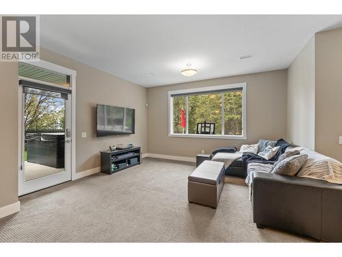 200 Lost Creek Court, Kelowna, BC - Indoor Photo Showing Living Room