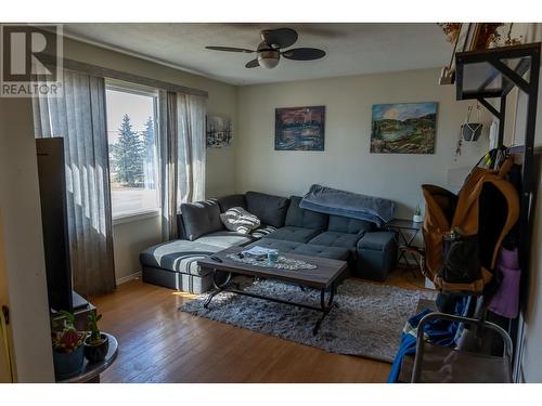 8616 87 Avenue, Fort St. John, BC - Indoor Photo Showing Living Room